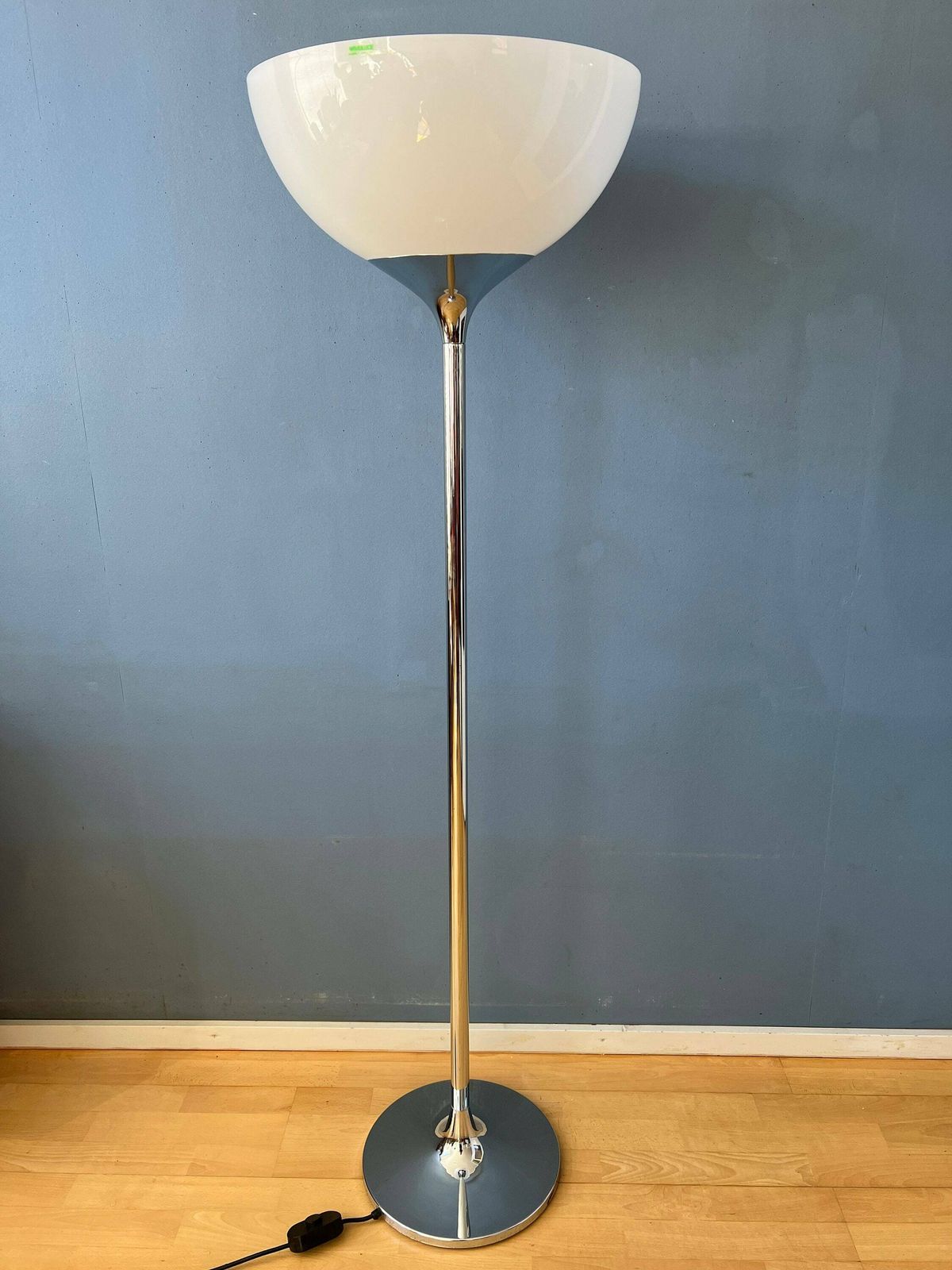 Guzzini Flash Space Age Vloerlamp Met Chromen Voet En Witte Acrylglazen Kap photo 1680.0