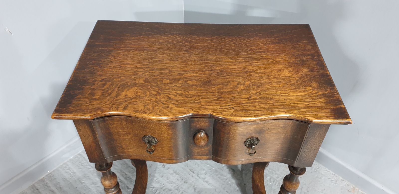 photo furniture Very Good Oak Side Table, 1920s