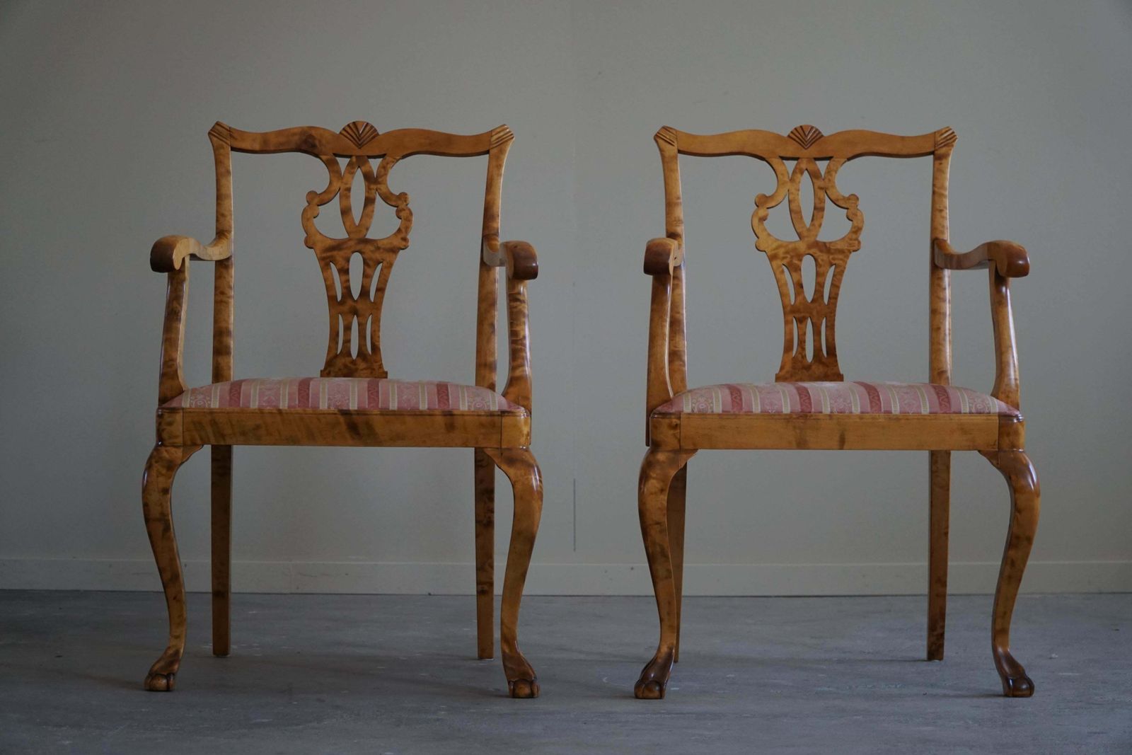 photo vintage A Pair Of English Chippendale Style Armchairs In Birch, 20th Century, England