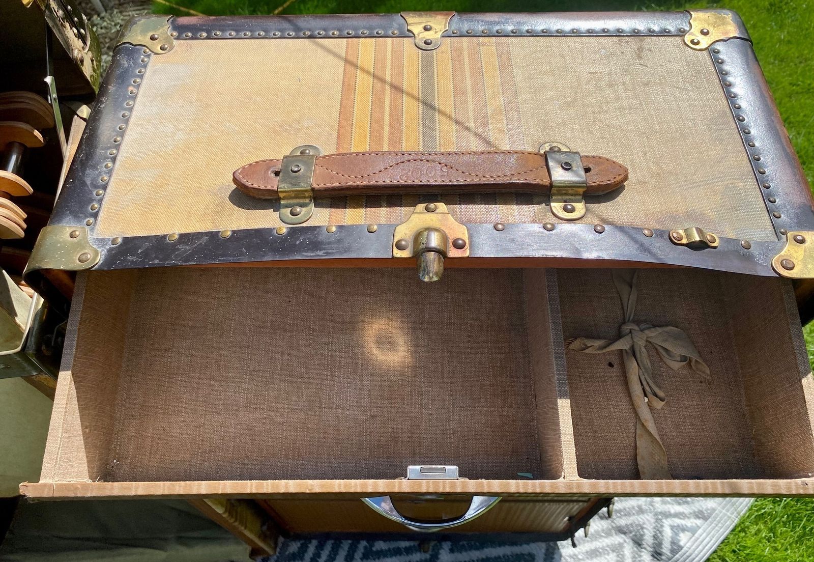 photo vinterior Vintage Travel Steamer Wardrobe