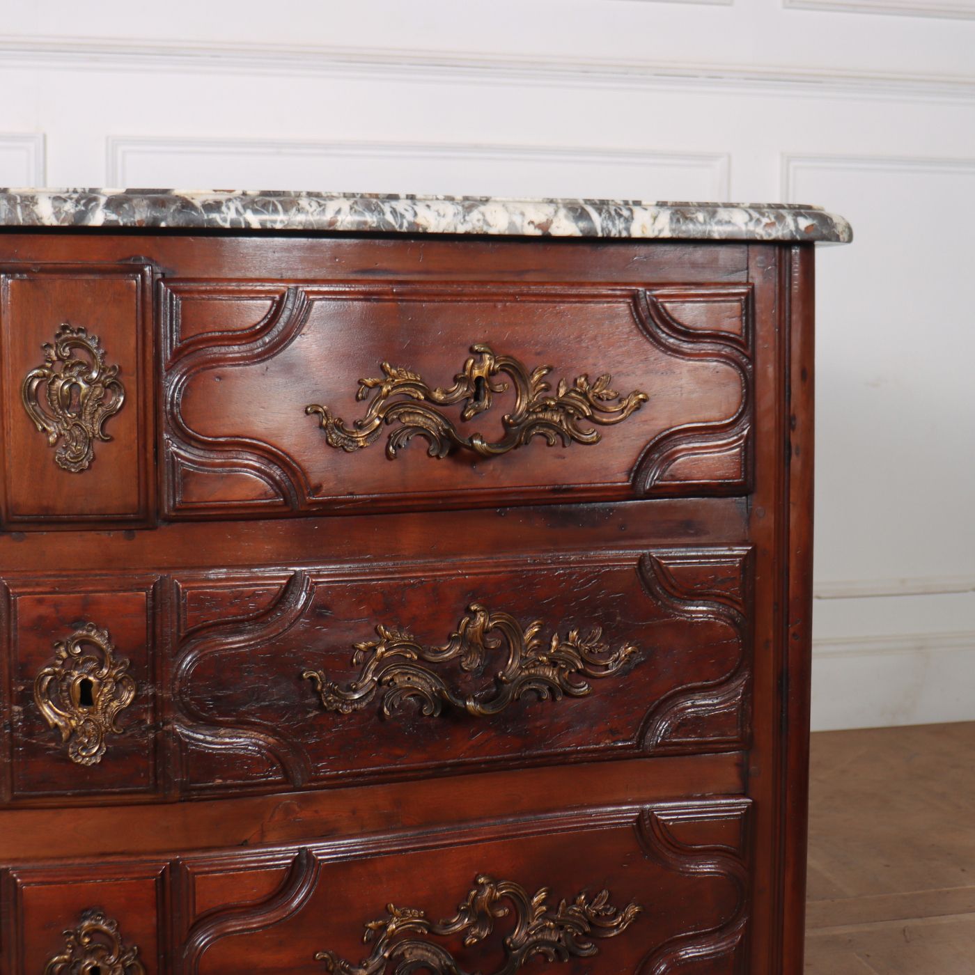 18th Century French Serpentine Commode photo Furniture