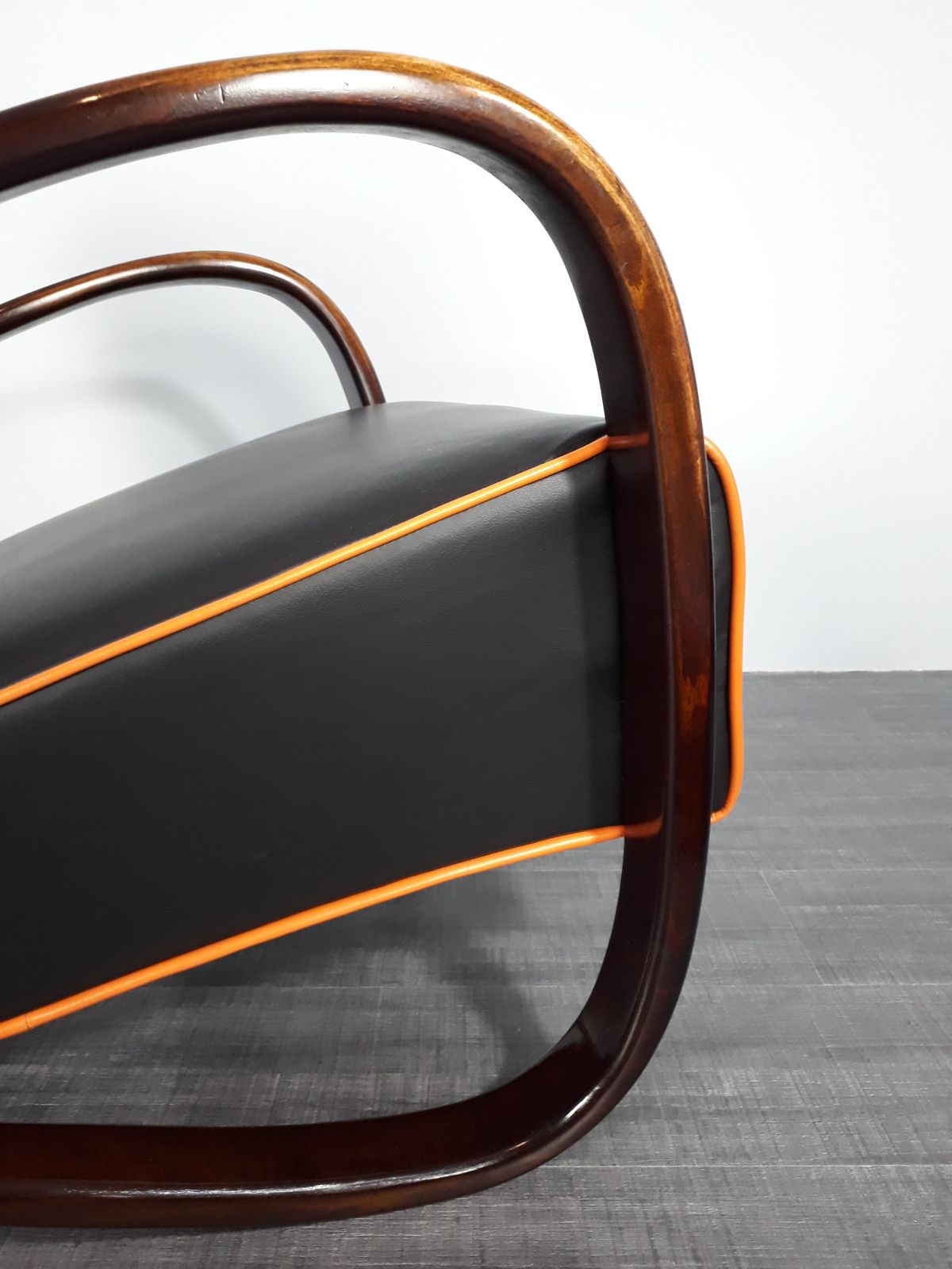 photo vinterior Halabala H269 Armchair In Beech And Black Leather, Czech Art Déco 1930s