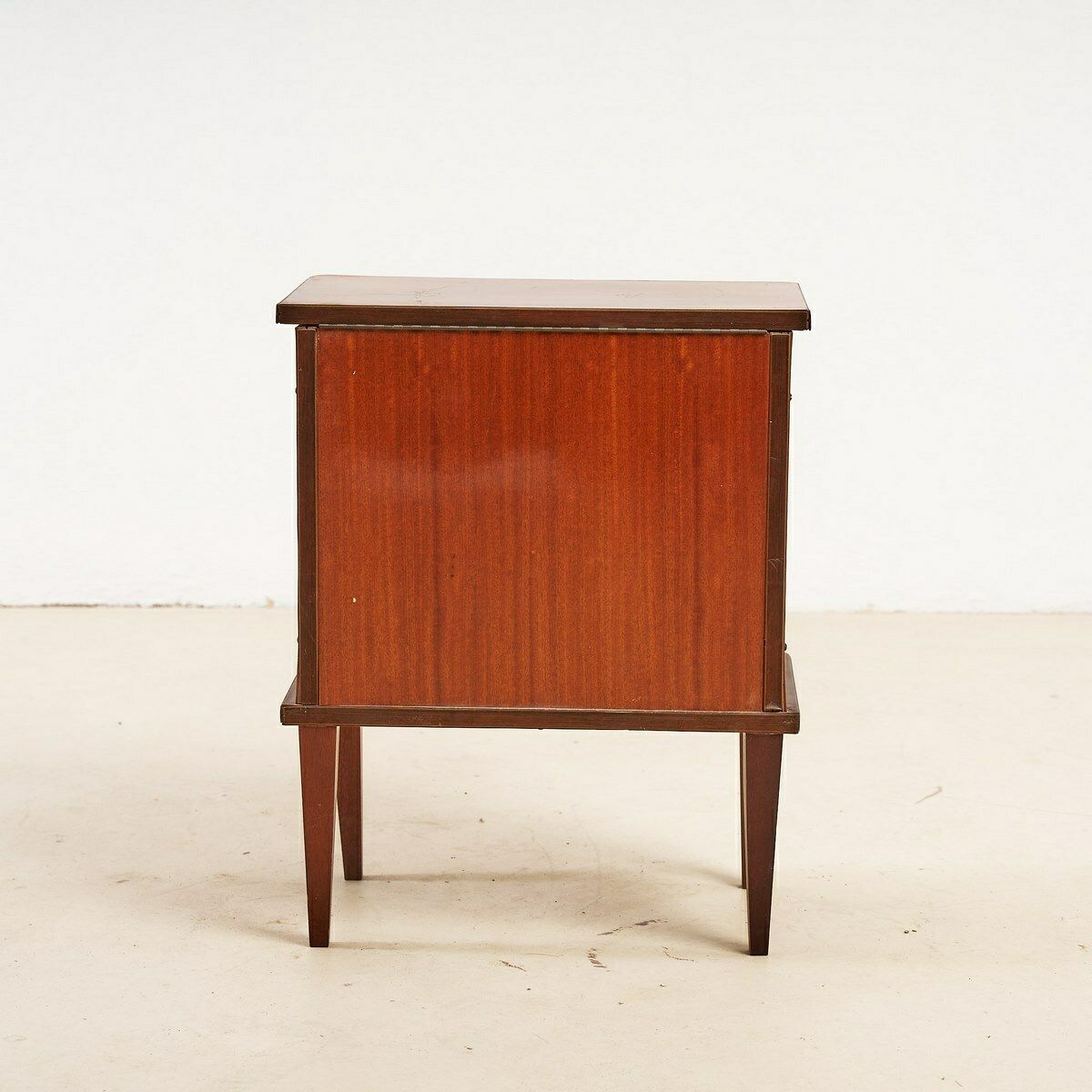 Nachtkastje met opbergruimte photo furniture