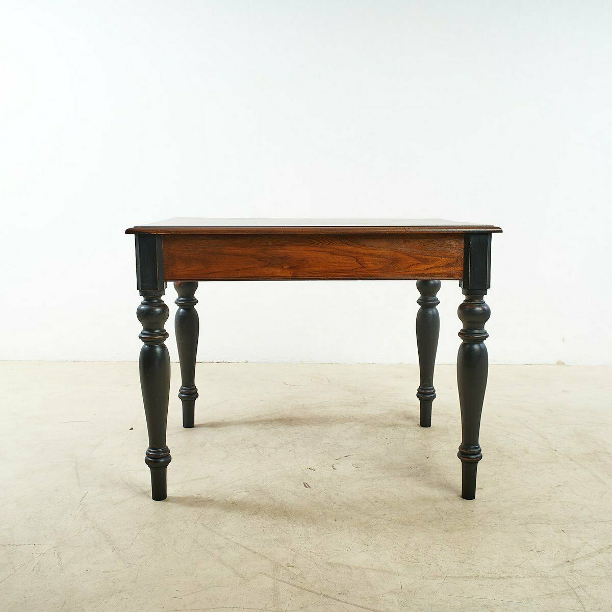 photo furniture Table From The 19th Century, 1800s