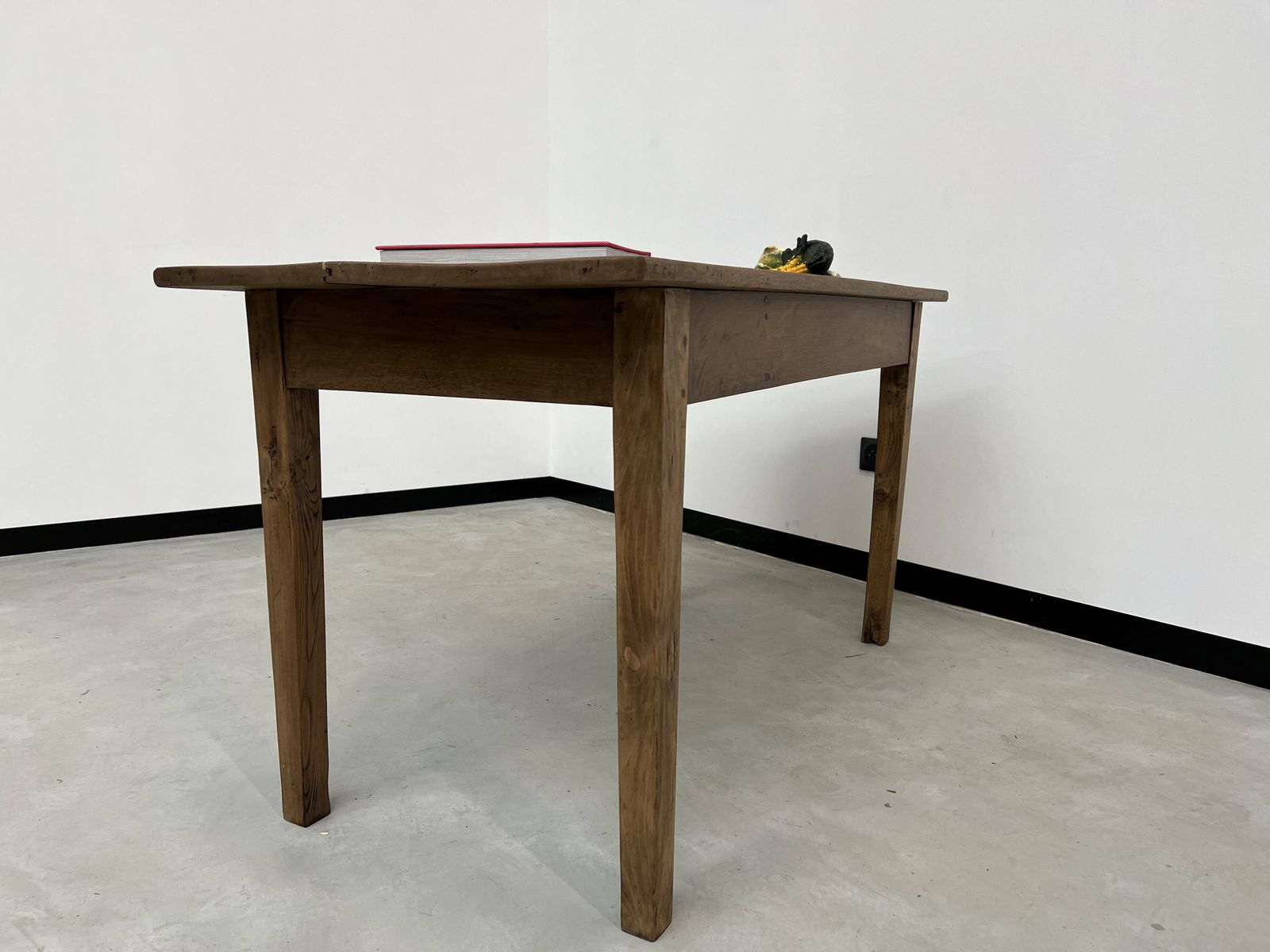 photo vintage Small Walnut Farm Table With Spindle Legs