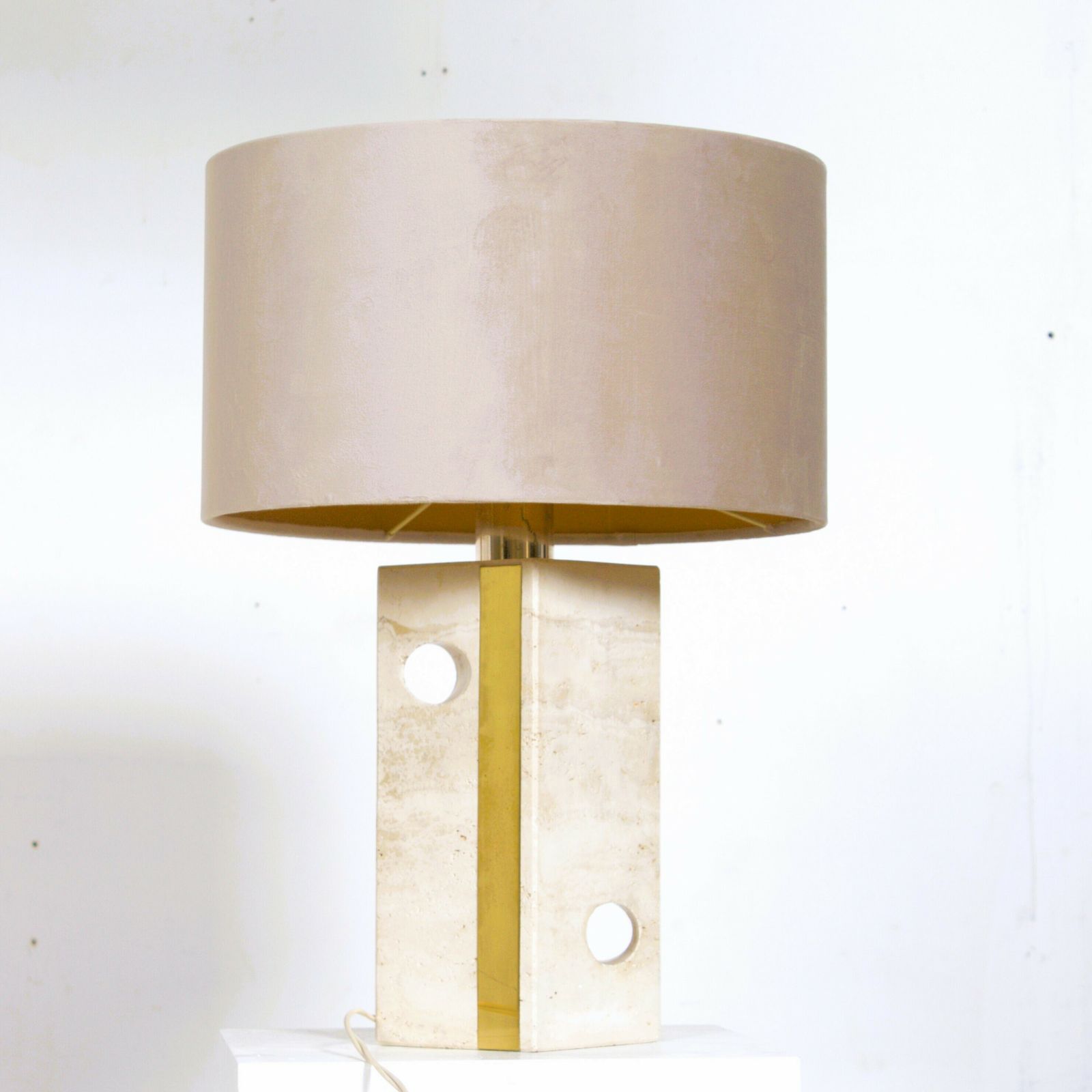 Mid Century Italian Table Lamp In Travertine Attributed To Fratelli Mannelli, 1970s