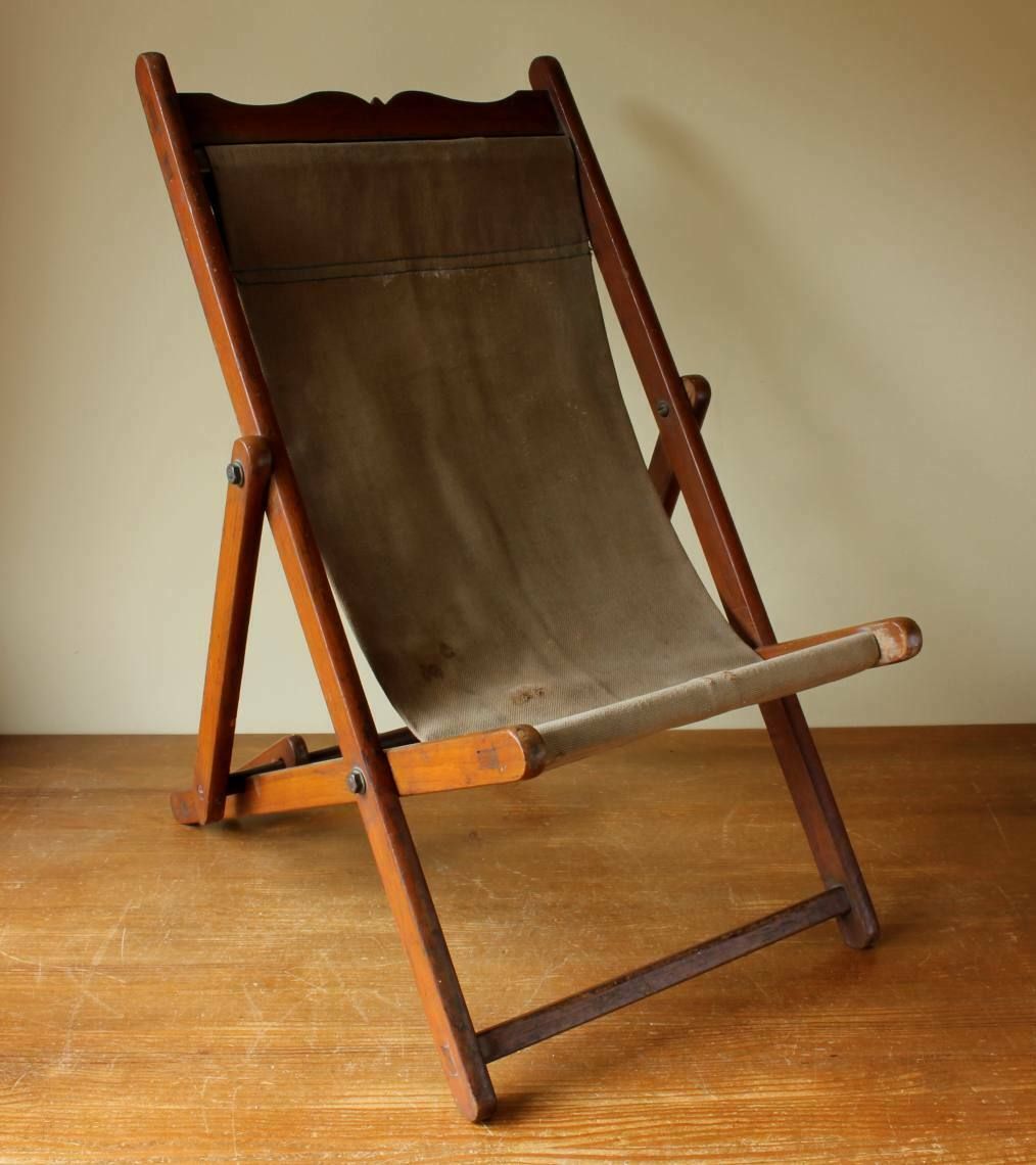 Chaise longue d'enfant d'époque. Petite chaise longue de campagne militaire en toile. M.M, vers 1900.