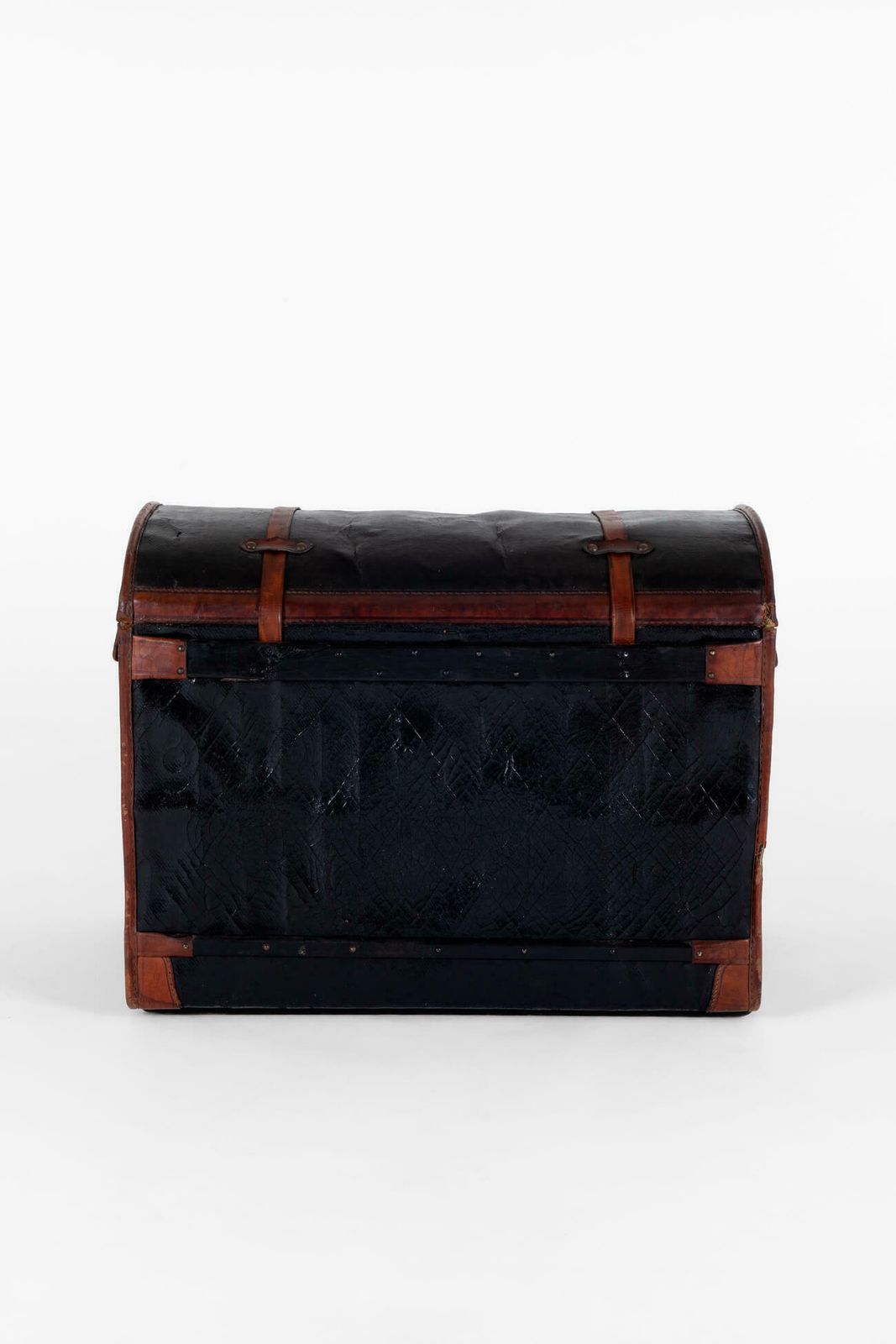 photo vinterior Large Leather Steamer Trunk, 1800s