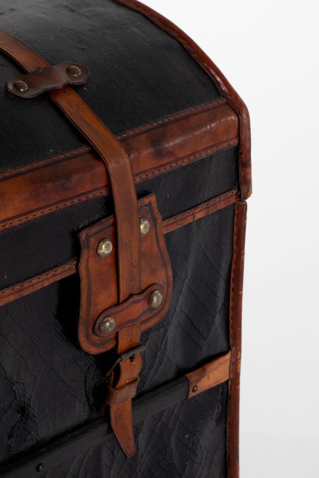 photo vintage Large Leather Steamer Trunk, 1800s