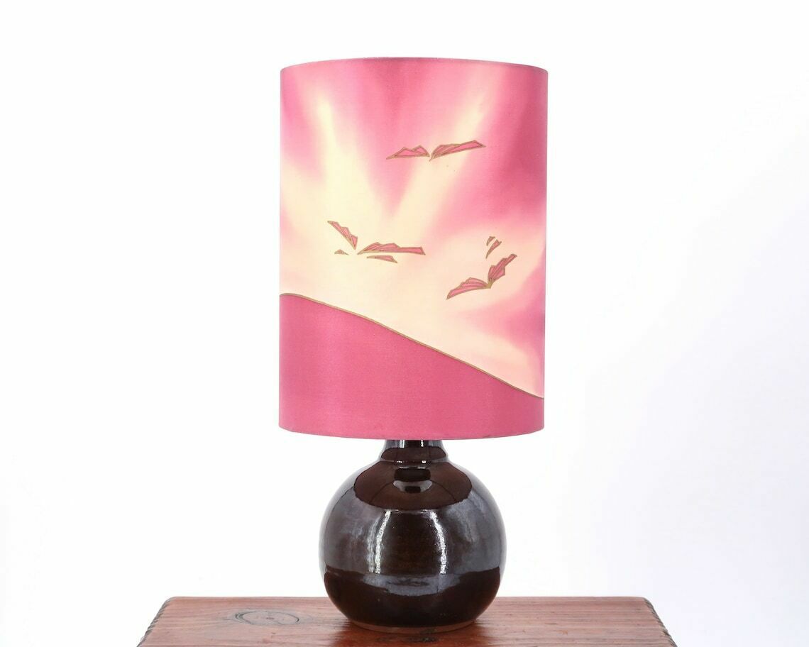 Franse Donkerpaarse Keramische Tafellamp, Zijden Kap, Jaren 1970 / Roze, Boho Chic, Folk, Country