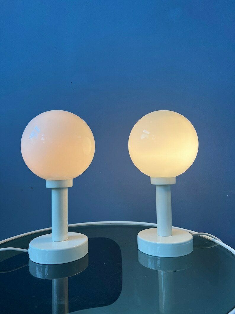 Set (2) Witte Space Age Tafellampen Met Opaline Glazen Kap