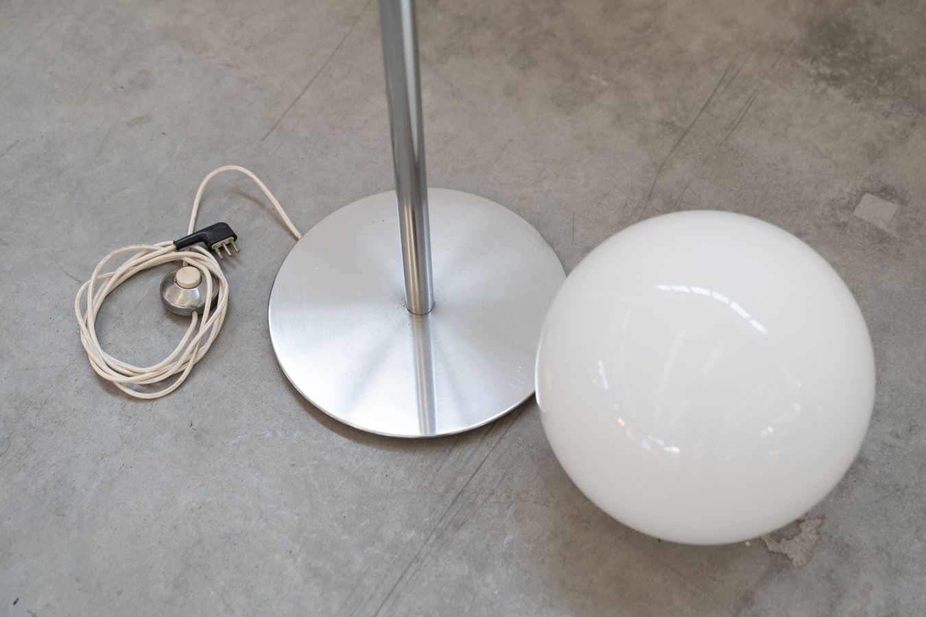 photo furniture Floor Lamp By Harvey Guzzini, 1960