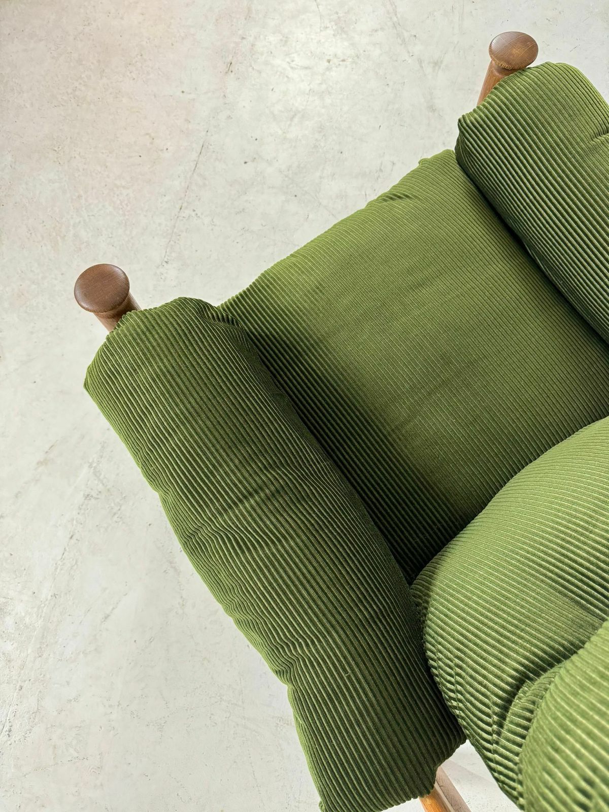 Vintage Eiken Brutalist Fauteuil Met Bijpassende Poef In Groen Geribbeld Stof photo 1200.0