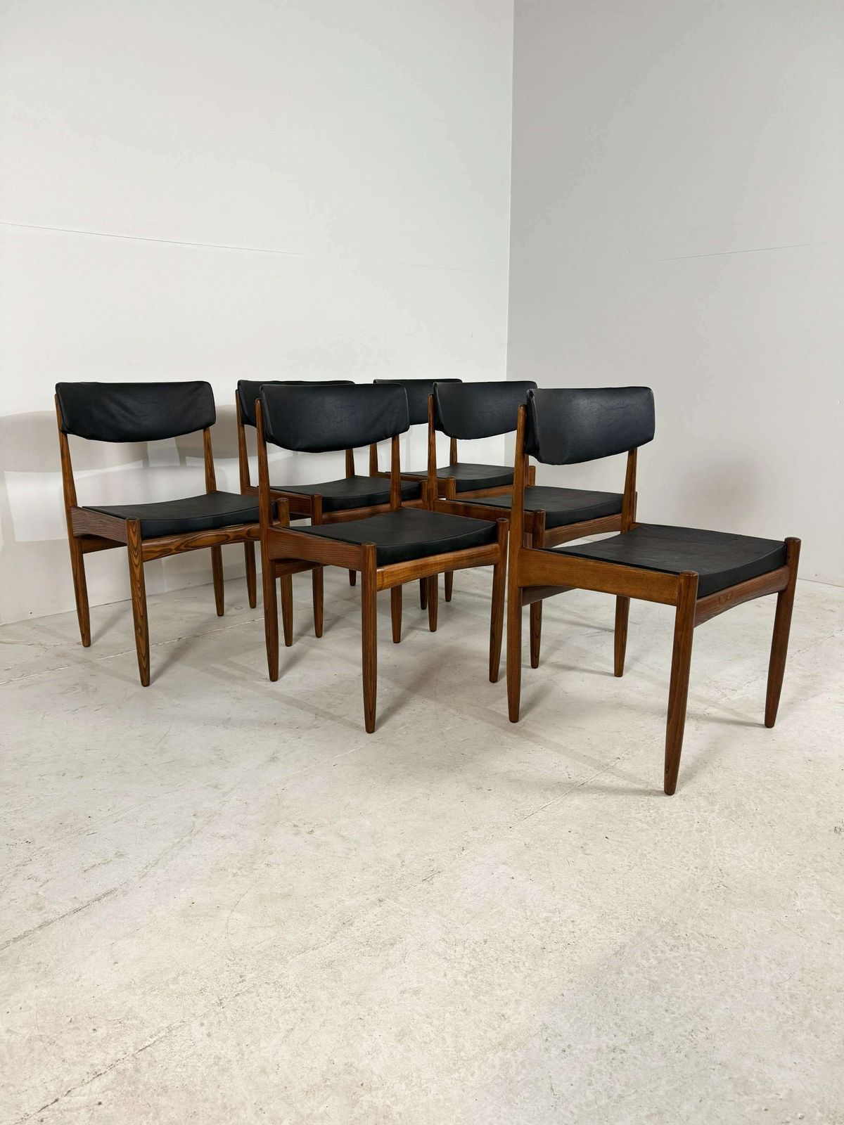 Set Van 6 Vintage Teakhouten Eetkamerstoelen Met Zwarte Skai Bekleding