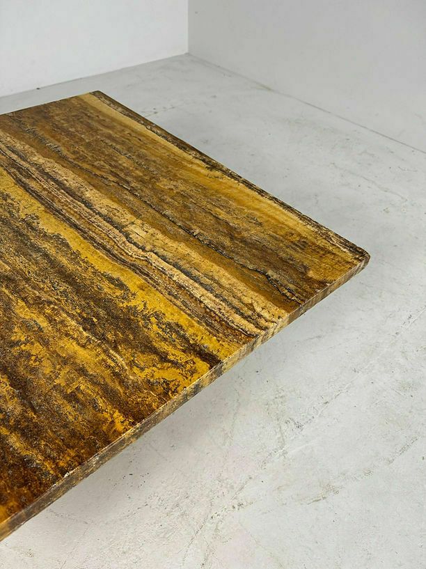 Vierkante Brutalist Salontafel Van Amberkleurig Steen photo Meubels