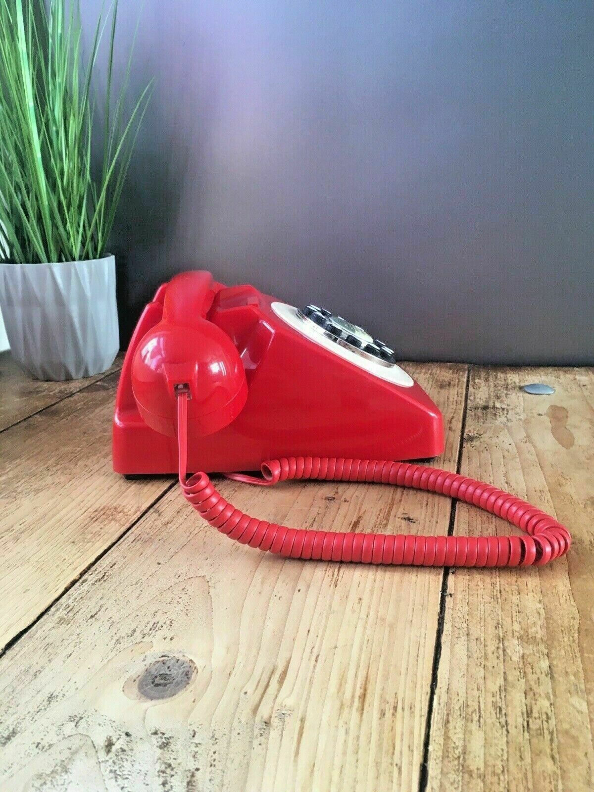 Retro Goodmans Redial Red Desk Phone Dial Landline Corded 746 Series Telephone photo vintage
