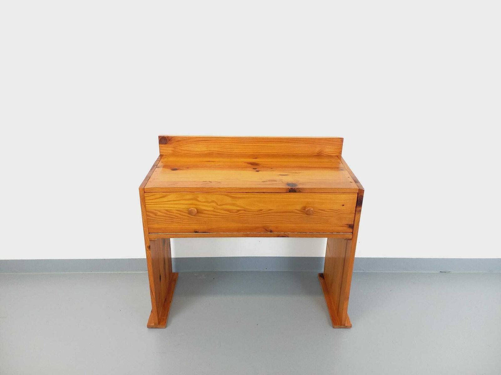 Nouveau | Bureau en pin à piètement traîneau, années 1970 photo furniture