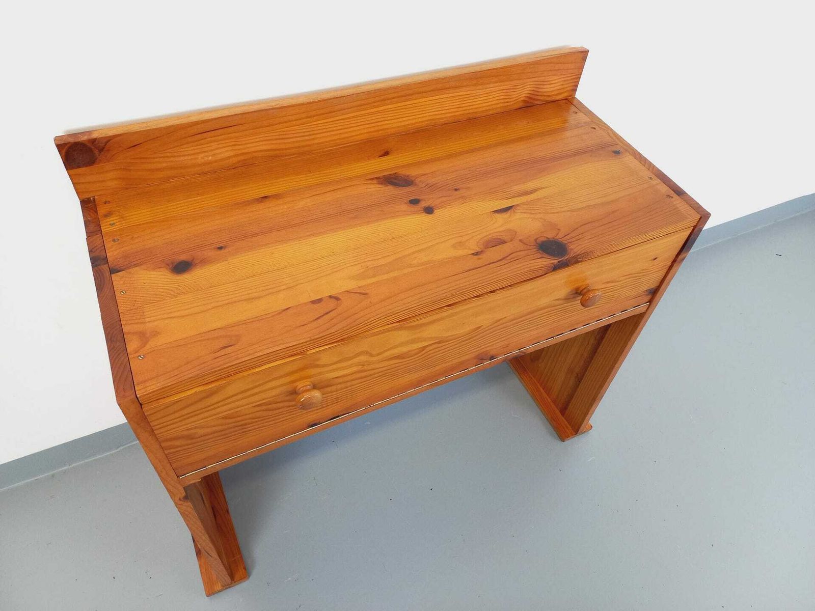 photo furniture Nouveau | Bureau en pin à piètement traîneau, années 1970
