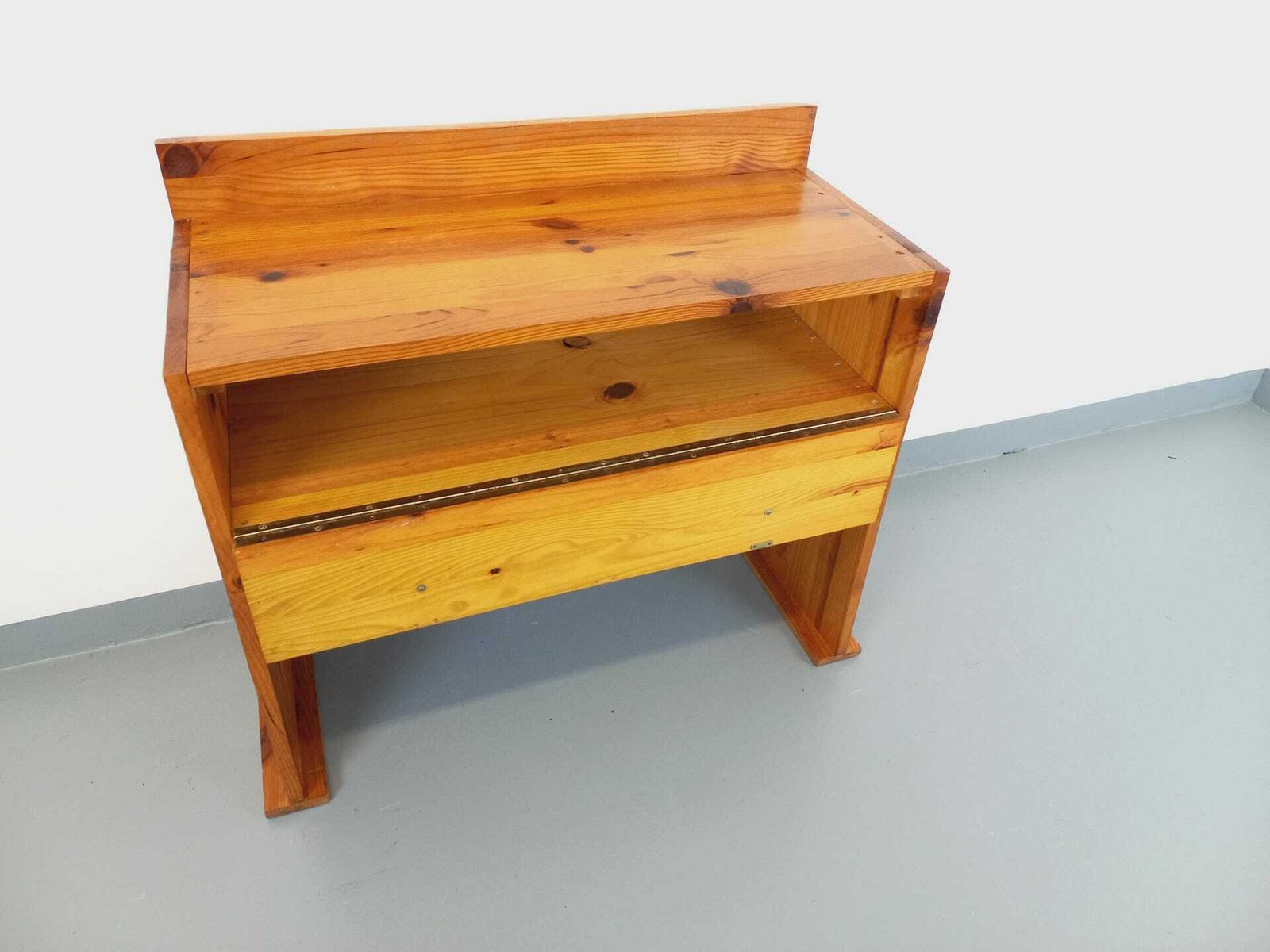 photo buy Nouveau | Bureau en pin à piètement traîneau, années 1970