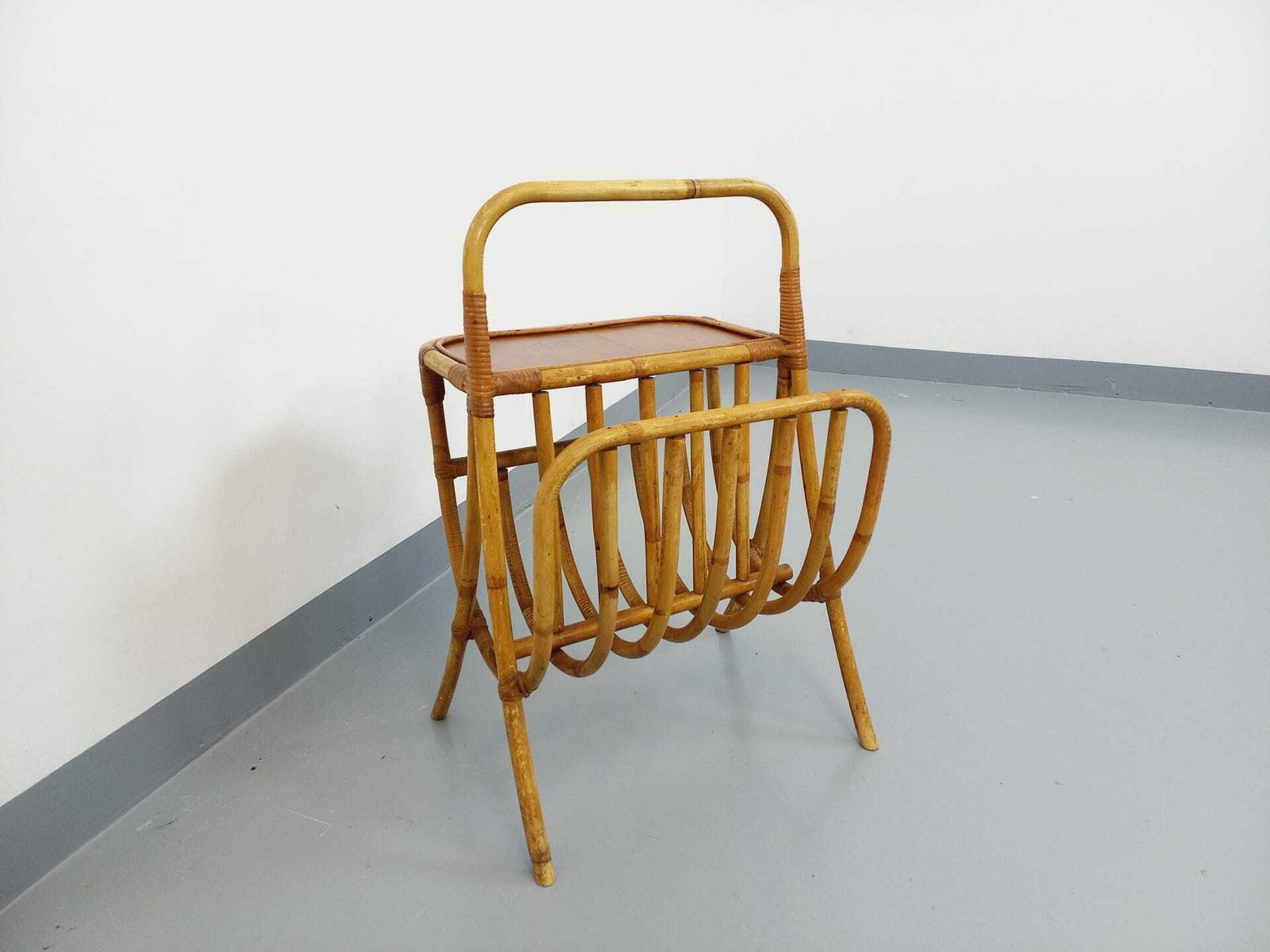 Bijzettafel met vintage rotan en houten tijdschriftenrek uit de jaren 60 photo furniture