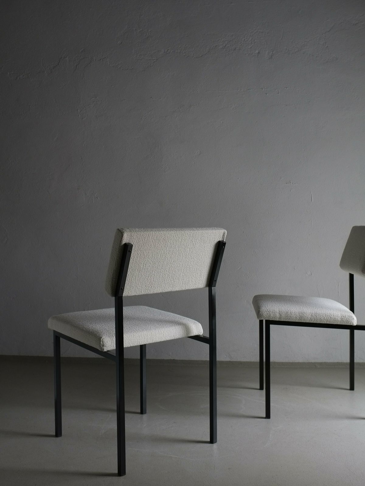 2 White Boucle Black Metal Chairs | Kembo | Vintage photo Furniture