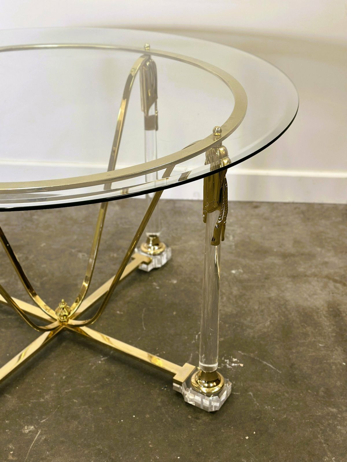 photo furniture Eettafel Van Messing En Lucite Met Geslepen Glazen Blad, Italië, Ca. Jaren 1980.