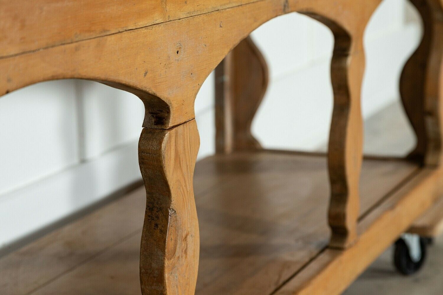 photo furniture Large 19thc Irish Pine Potboard Dresser