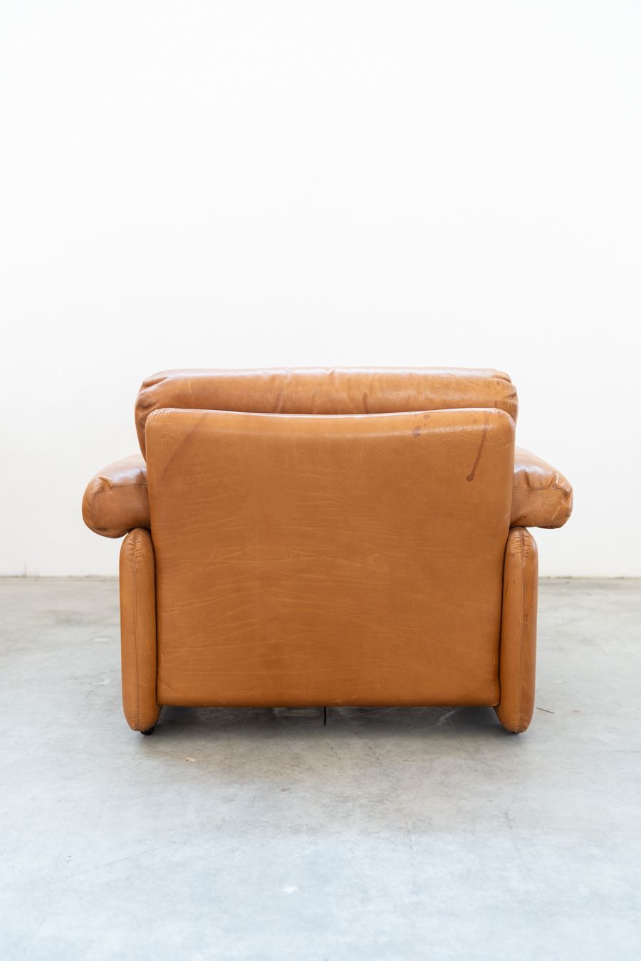photo furniture Pair Of Armchairs With Cognac Coloured Pouf Model "Coronado" By Afra & Tobia Scarpa For B&B Italia,70