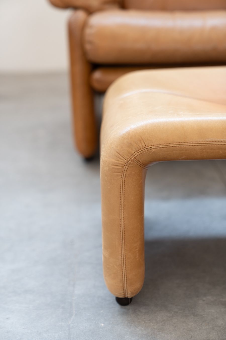 photo buy Pair Of Armchairs With Cognac Coloured Pouf Model "Coronado" By Afra & Tobia Scarpa For B&B Italia,70