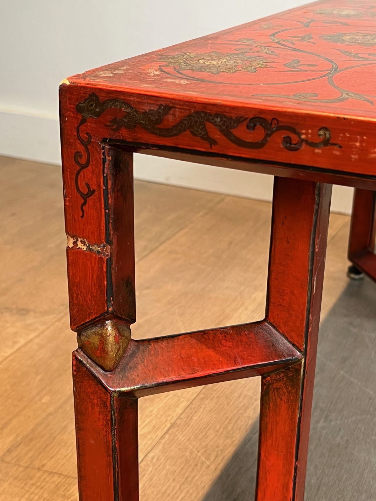 Large Red Lacquered Lacquered Table With Gold Chinese Decor photo for sale