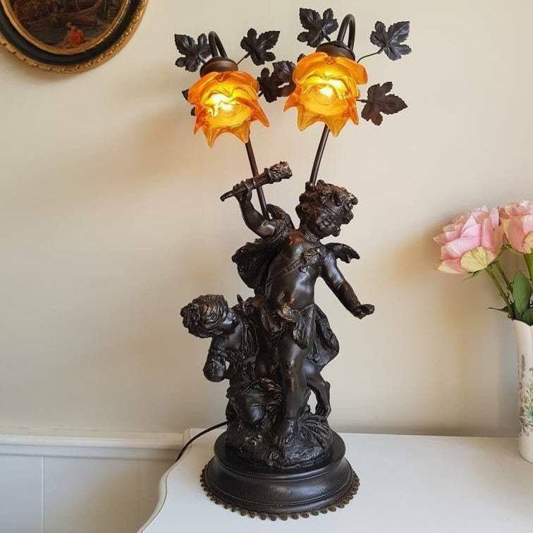 Vintage Franse Lamp, Tafellamp, Woondecoratie, Interieur, Bruine Kap, Lamp Met 2 Figurenbeelden, Putti, Cherubijnen, Engelenlamp, Verzamelobject photo furniture