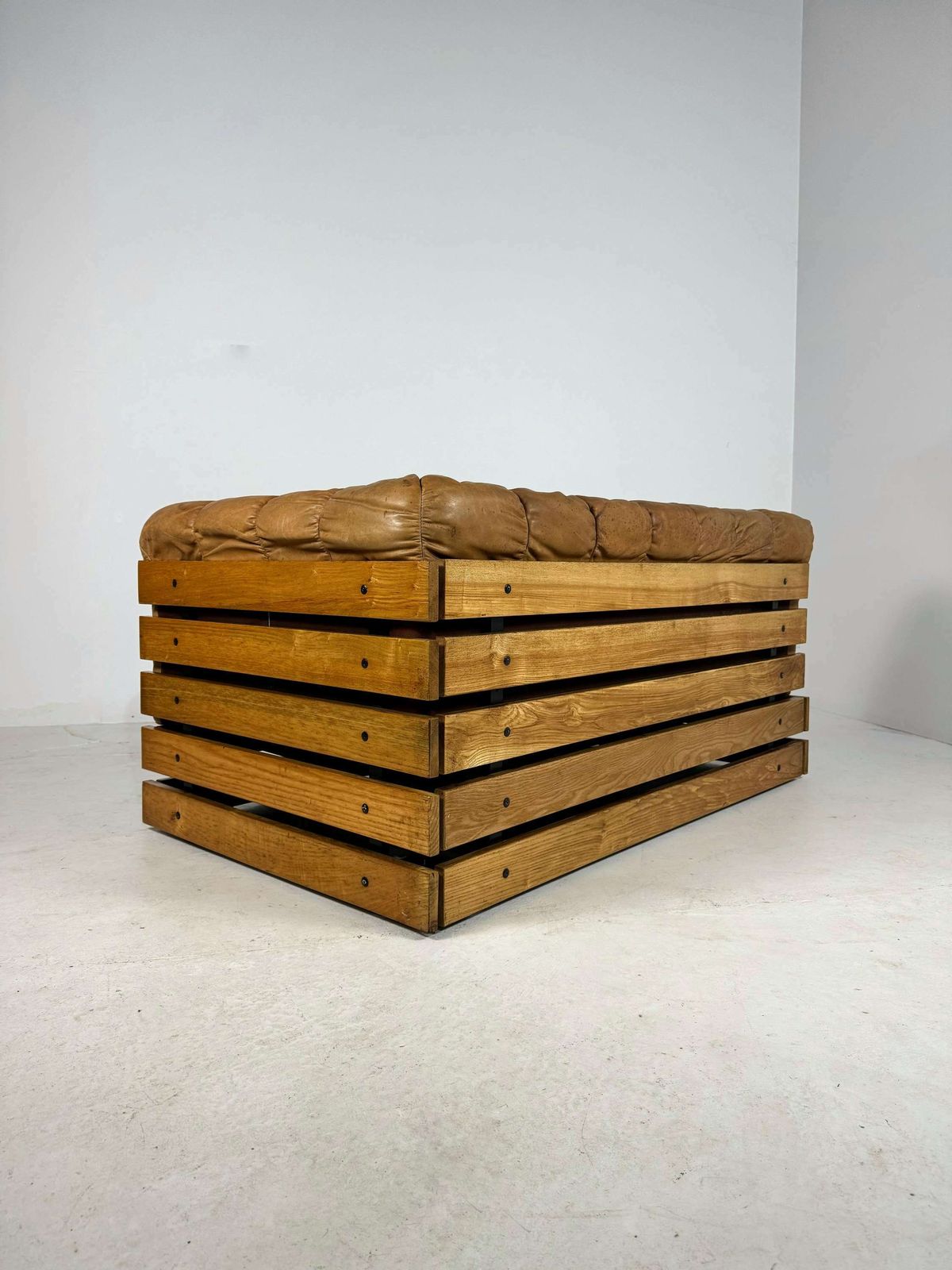 Mid Century Lounge Bank In Cognackleurig Leer En Eiken photo Meubels