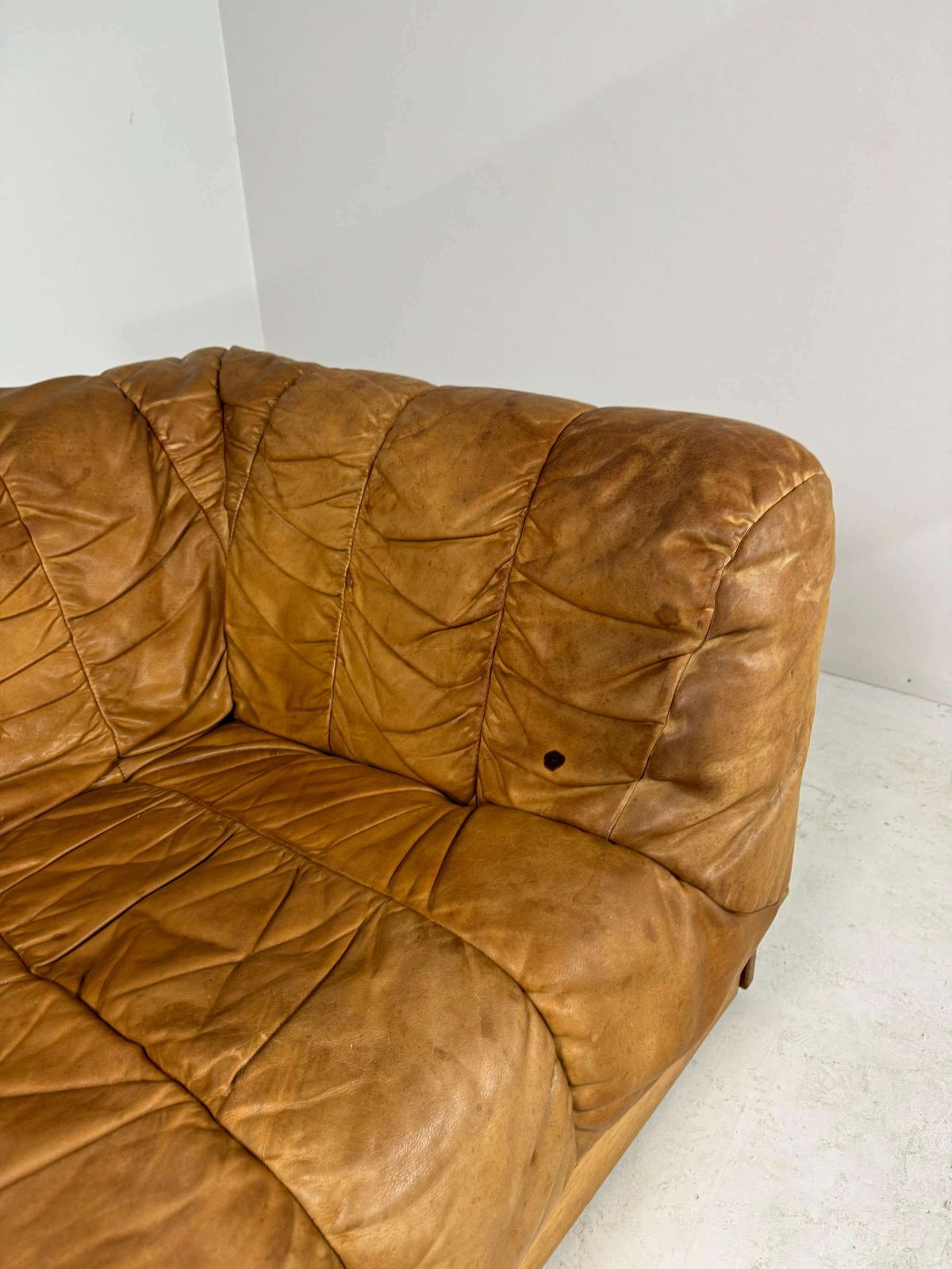 Mid Century Lounge Bank In Cognackleurig Leer En Eiken photo buy