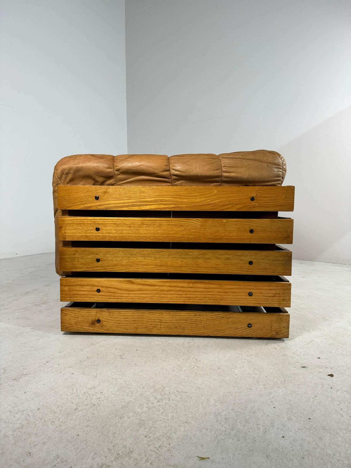 photo furniture Mid Century Lounge Bank In Cognackleurig Leer En Eiken