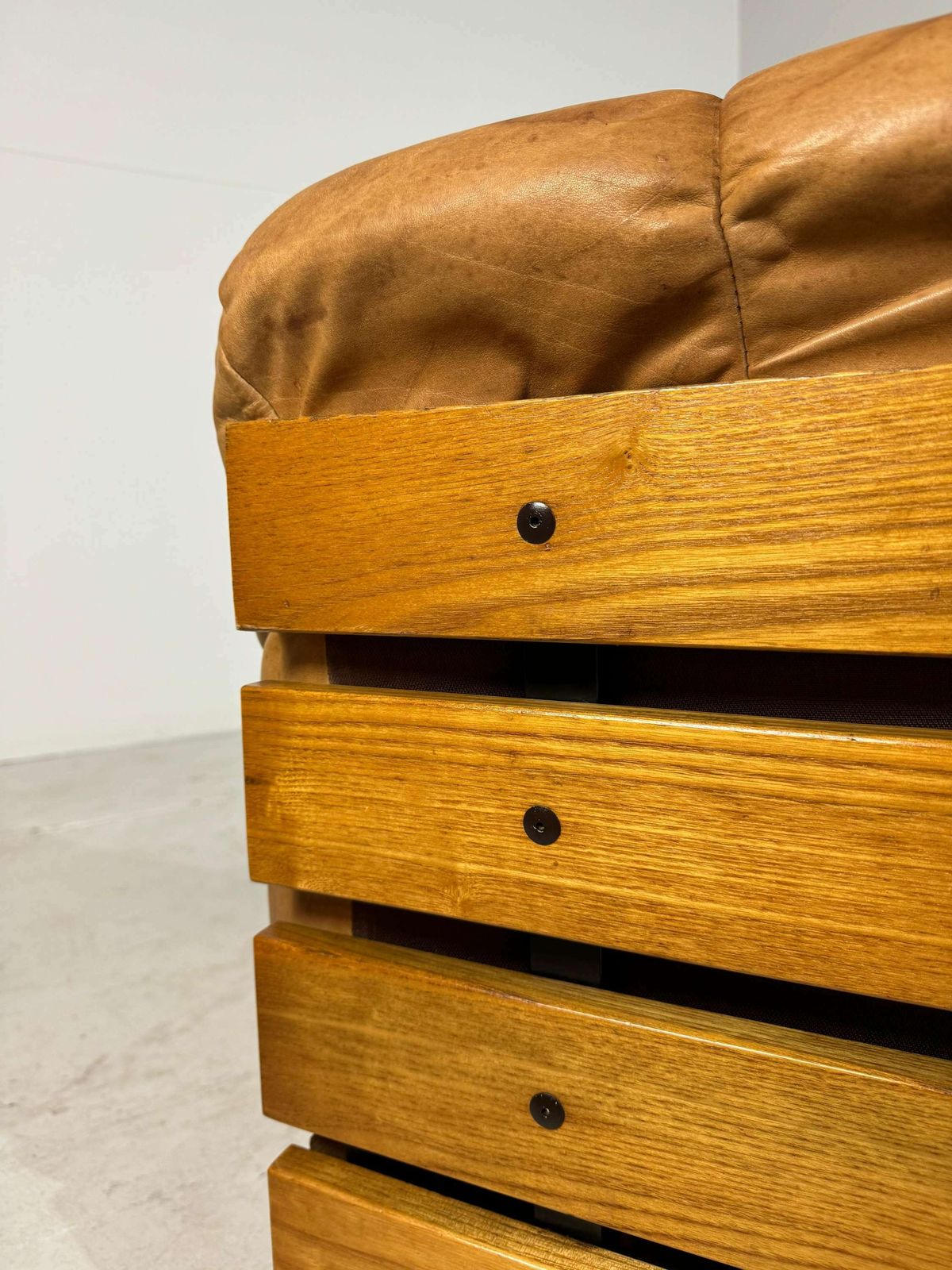 Meubels Mid Century Lounge Bank In Cognackleurig Leer En Eiken photo