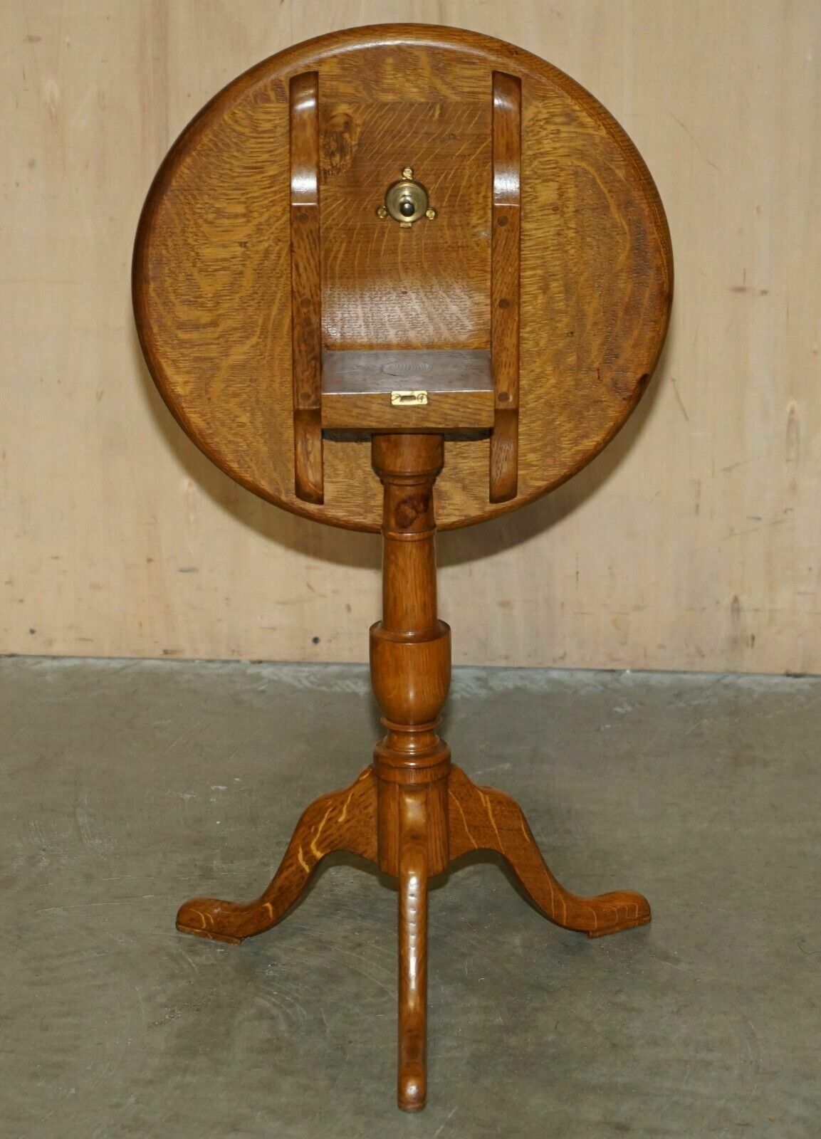 Exquisite Cira 1840 Antique Tiger Oak Cut Side End Lamp Tilt Top Tripod Table photo Furniture
