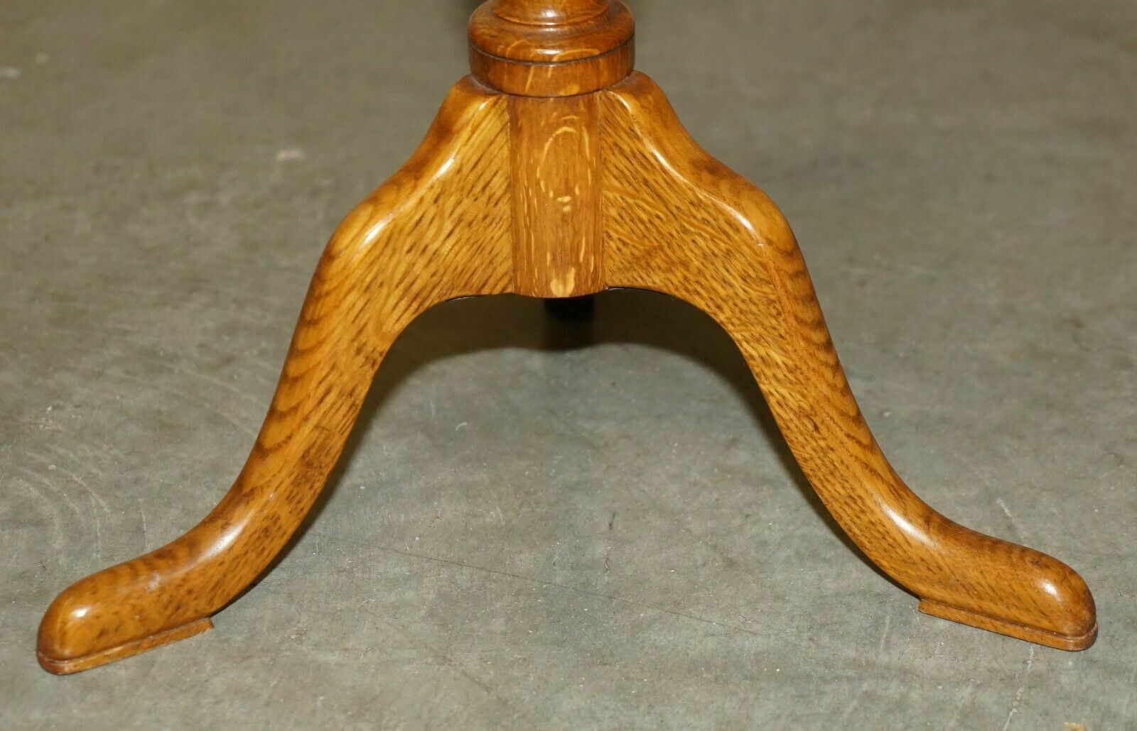 1950.0 Exquisite Cira 1840 Antique Tiger Oak Cut Side End Lamp Tilt Top Tripod Table photo
