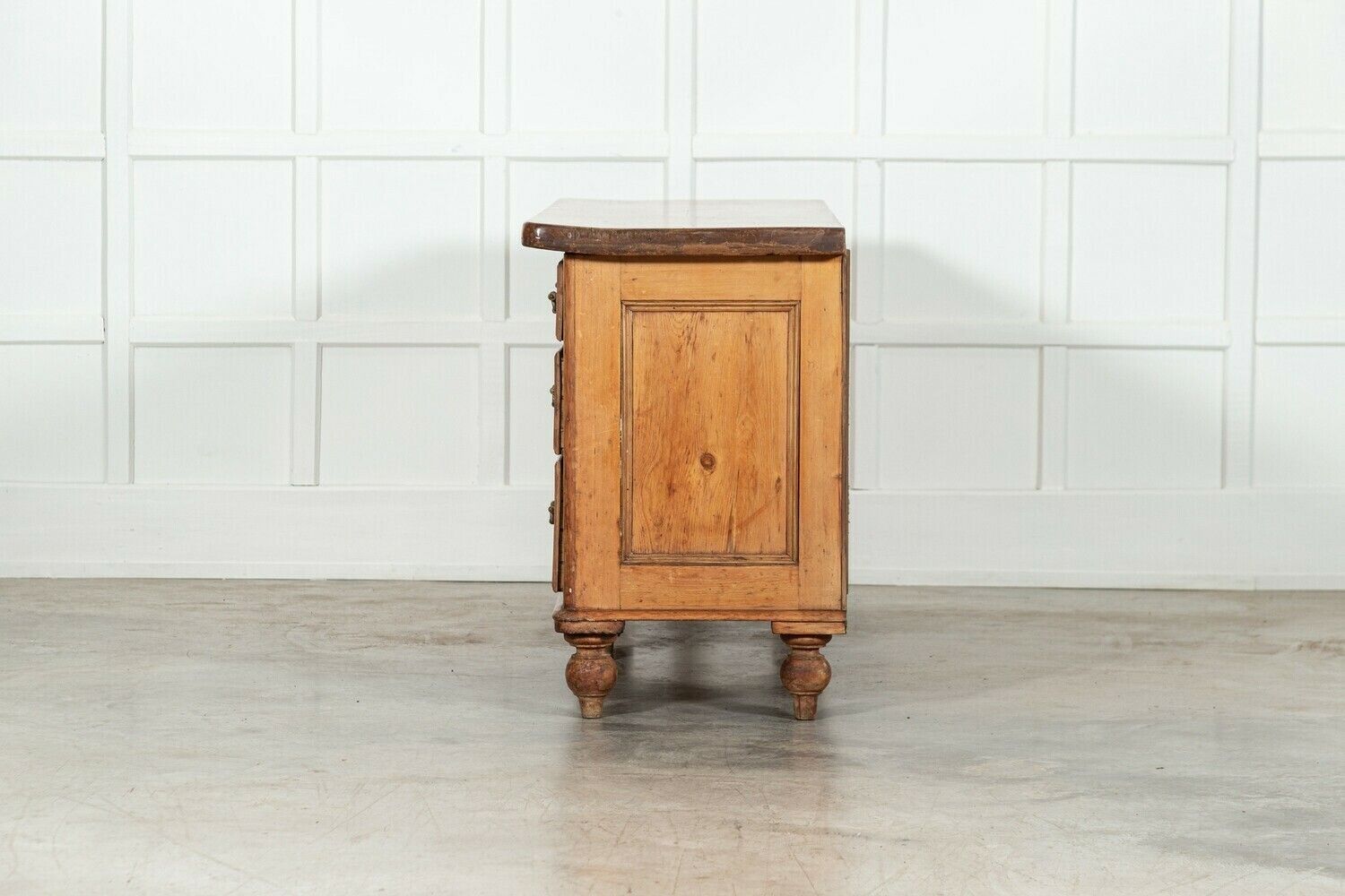 photo furniture Large 19thc English Pine Dresser Base