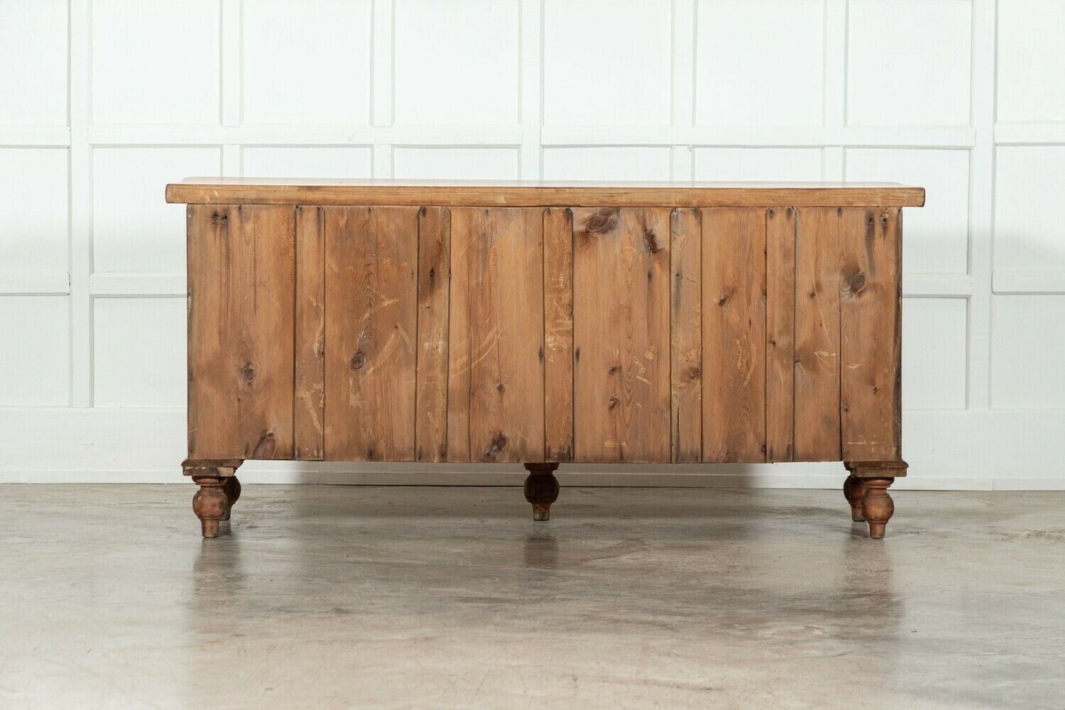 photo vinterior Large 19thc English Pine Dresser Base