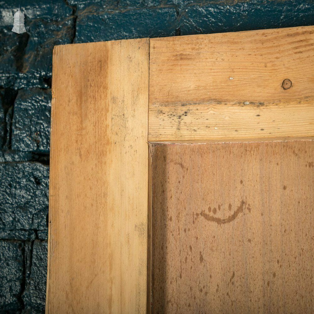 photo vintage Pine Paneled Door, Shaker Style , 2 Panel