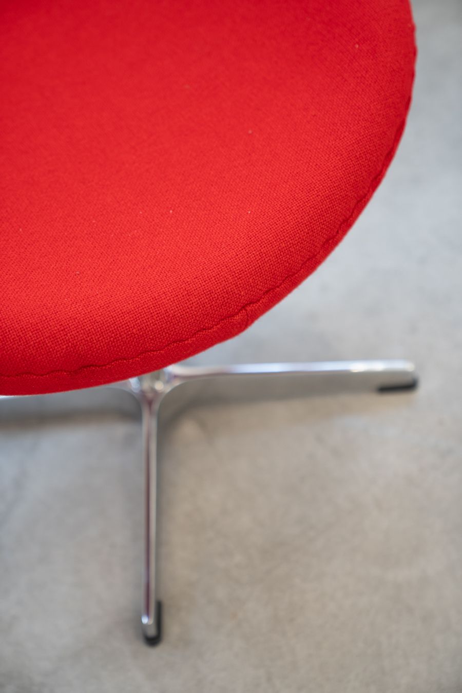 photo furniture Riproduzione Poltrona Egg Chair Ispirata A Arne Jacobsen (1958)