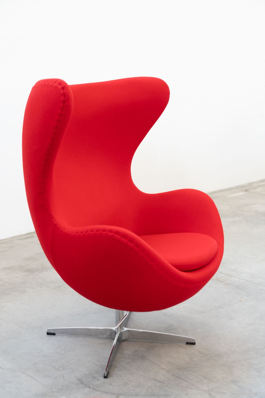 photo for sale Riproduzione Poltrona Egg Chair Ispirata A Arne Jacobsen (1958)