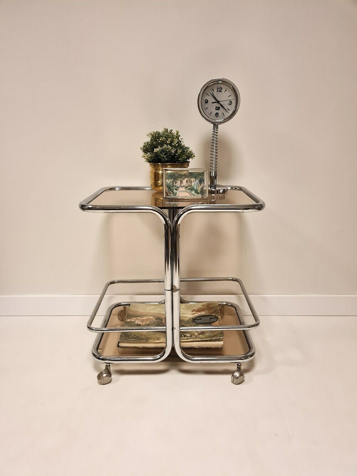 photo for sale Vintage Hollywood Regency Chromen Trolleytafel Met Rookglas. Mid Century Rijdende Barkar