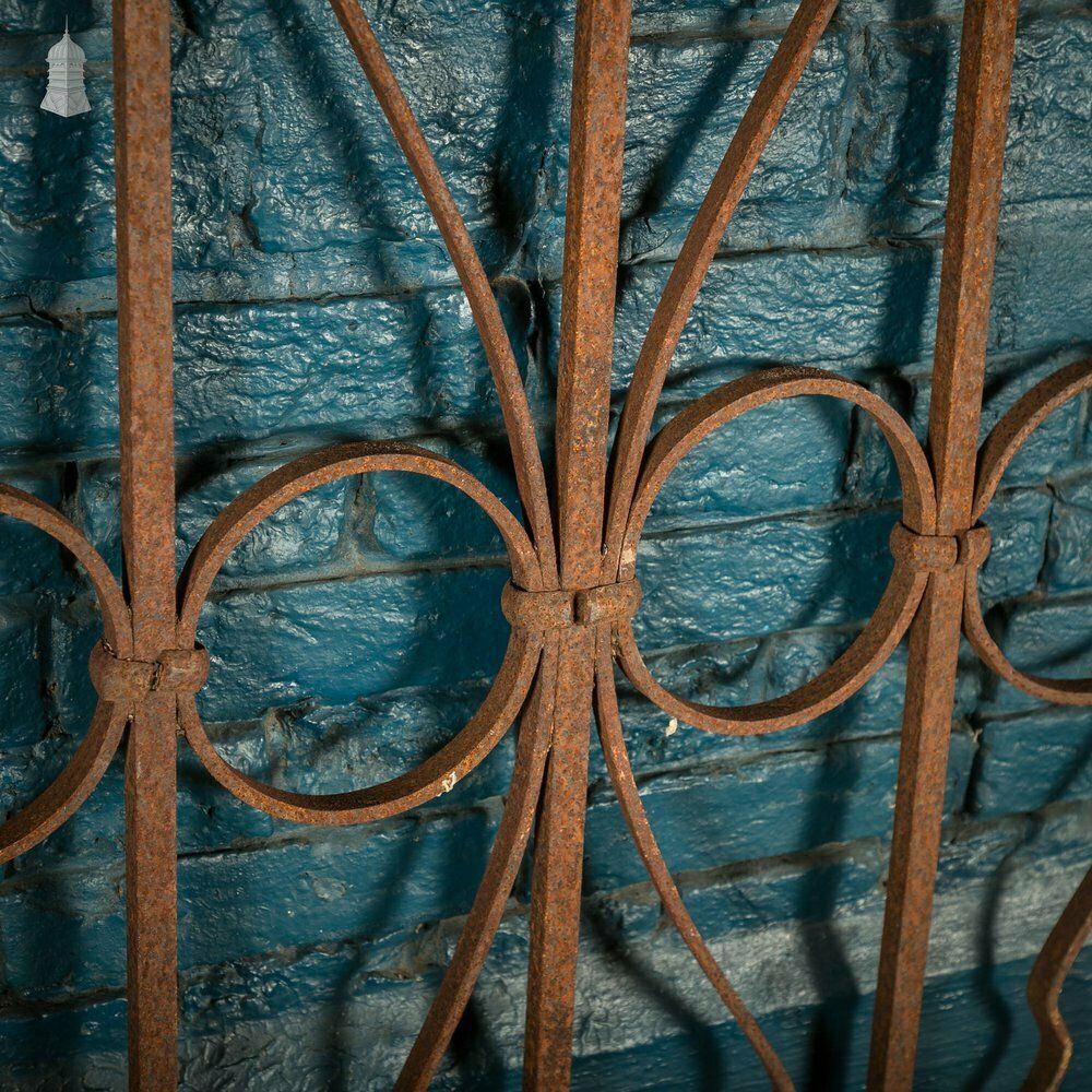 photo vintage Wall Top Railing, Wrought Iron Scroll Design Panel