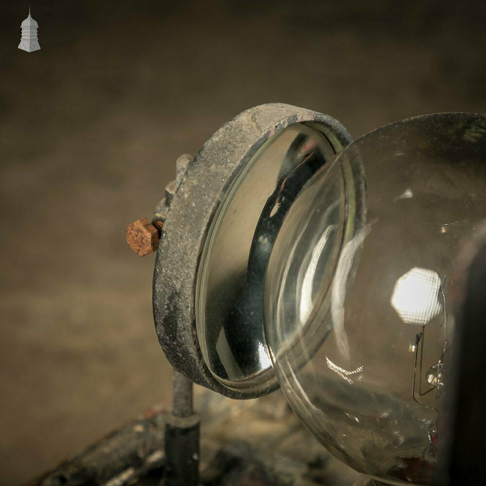 photo vintage Vintage Signal Light, ‘Pridelite’ Railway Track Signal Lamp From Clapham Junction