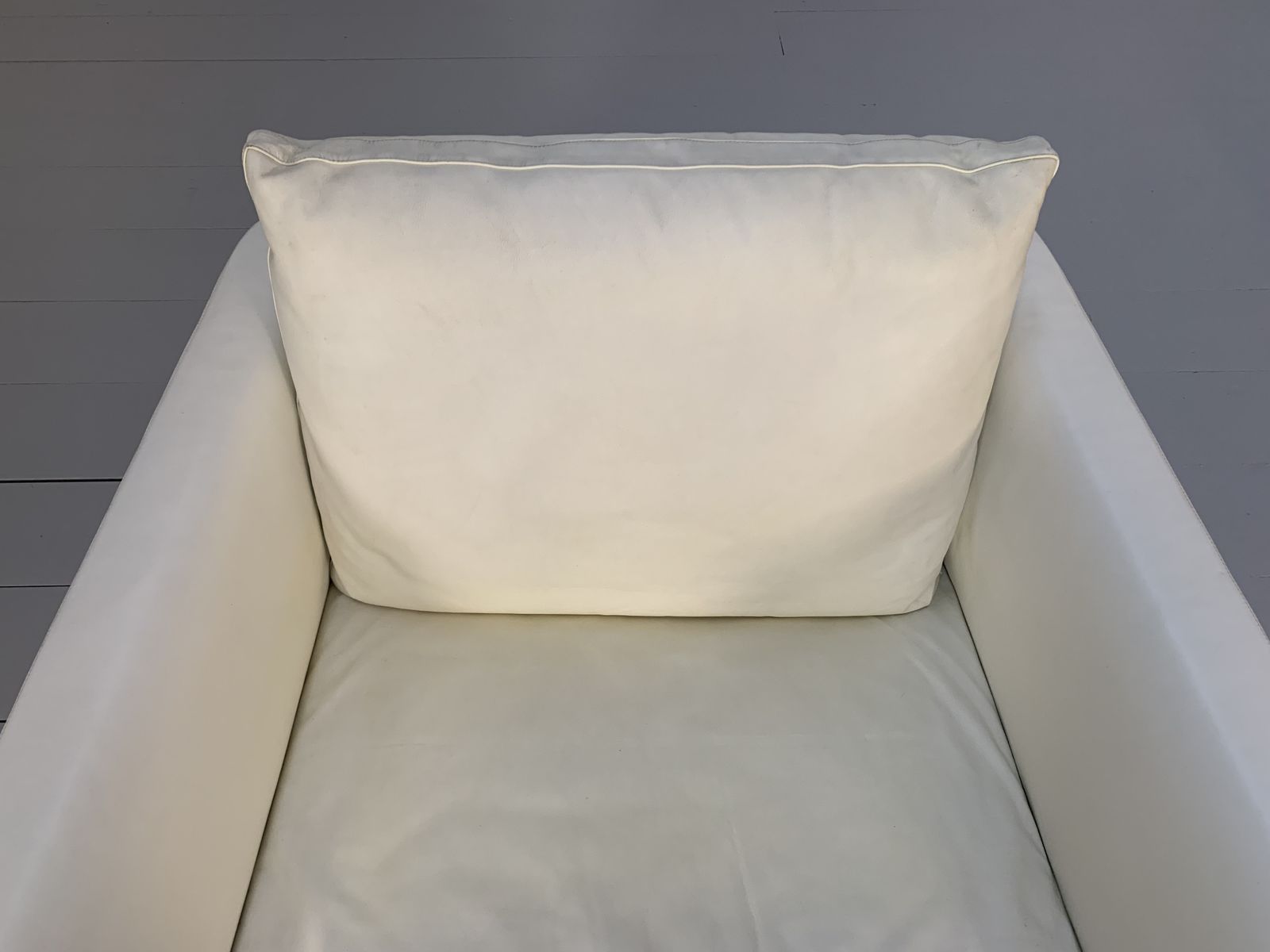 photo furniture B&B Italia Maxalto “Apta” Armchair – In White “Gamma” Leather