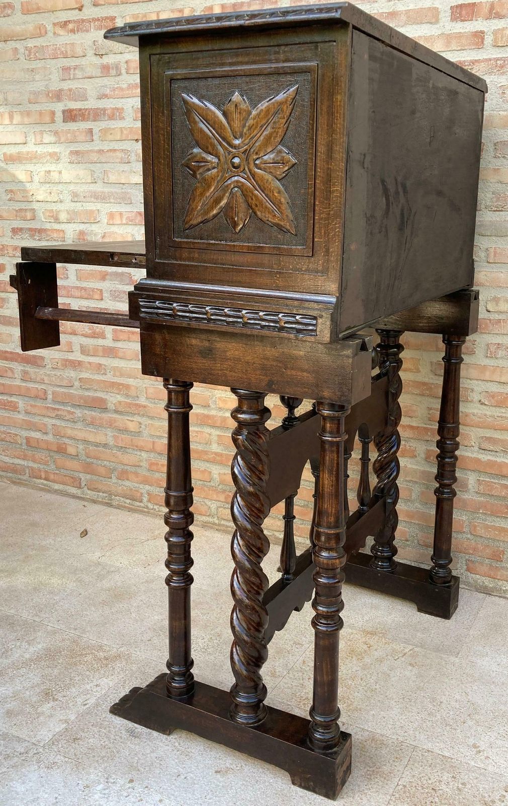 photo furniture Antique Spanish Renaissance Bar Cabinet In Oak, 1890