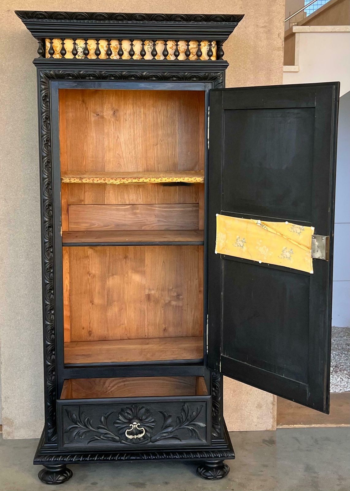 Armoire Renaissance française à un vantail sculpté et tiroir photo vinterior