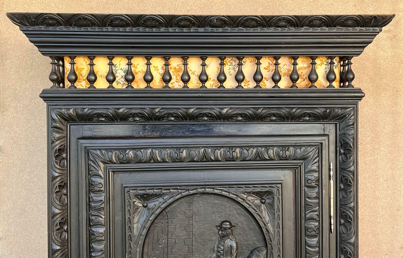 Armoire Renaissance française à un vantail sculpté et tiroir photo buy