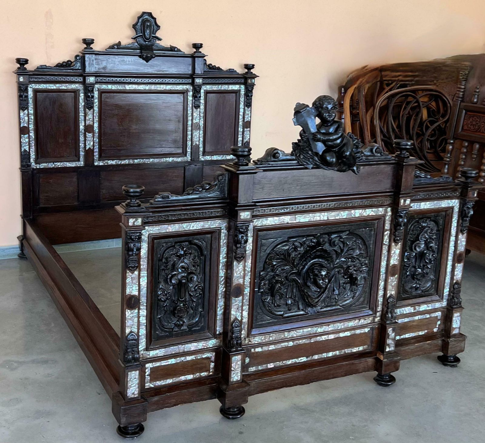 Lit français Napoléon III en bois ébénisé noir sculpté aux chérubins photo for sale
